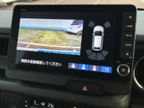 後方の映像に加えて車両周囲の表示も確認でき、駐車時の安全確認をサポートします。画面のガイドを目安に後退でき、周囲の状況を把握しながら操作できます。