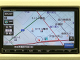現在地周辺の道路や施設名を画面上で確認でき、目的地までの道のりを把握する際に便利です。地図表示と操作項目がまとまっており、初めて訪れる場所へのお出かけにも活用できます。