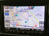 地図上に現在地や周辺の道路、目的地までのルートが表示されます。縮尺や詳細表示も選べる画面構成で、目的地を探す際や道順を確認する際に役立ちます。