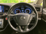 握りやすい形状のステアリングに各種スイッチが備わり、運転席から手元で操作しやすい構成です。メーターや周辺の操作部との配置も分かりやすく、日々の運転で必要な機能を使い分けやすい装備です。