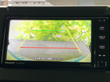 後方の様子を画面で確認しながら駐車でき、ガイド線も目安になります。周囲を目視で確かめる習慣と合わせて、狭い場所での駐車や切り返しをサポートします。