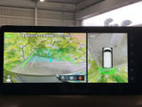 前方と車両周囲の映像を画面で確認でき、目視だけでは把握しにくい周辺状況を確認する際に役立ちます。駐車時など、周囲への注意を払いたい場面で心強い装備です。