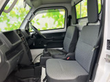 窓から外を見渡しやすい室内で、運転席と助手席の間にもゆとりを感じる配置です。柄入りのシートが落ち着いた雰囲気をつくり、同乗者にも過ごしやすいシンプルな空間に仕上がっています。