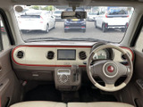 明るい色調のシートと、前方まで見渡しやすい視界が印象的な運転席まわりです。座席はゆったりとした形状で、乗り降りの際にも室内の様子を確認しやすいです。