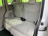 ゆったりと並ぶ後席は、明るい色合いで車内に落ち着いた雰囲気を添えています。窓から外の様子を眺めやすく、同乗者とのお出かけも快適に過ごせそうな空間です。
