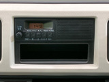 時計表示とラジオの操作部がひとまとまりになり、必要な情報やボタンを確認しやすい配置です。下部には収納スペースも備わり、小物の置き場所として日常の使い勝手に配慮されています。