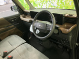 前方や側方を見渡しやすい運転席まわりで、周囲の確認がしやすい印象です。落ち着いた色調のシートとすっきりした空間で、乗り込むたび快適に過ごせます。