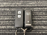 スマートキー付。キーを取り出さなくてもドアロックの施錠・開錠、エンジンの始動が出来ます。雨の日や荷物の多い日にとても便利ですね。