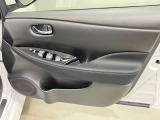 【運転席ドア】ボトルホルダーや収納ポケットが付いているので運転席周りもスッキリ保てます★