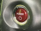 押しやすい位置に電源ボタンが配置され、車内の機器を使う際に操作箇所を見つけやすい仕様です。ボタンの表示も確認しやすく、日常の乗り降りの場面で便利に活用できます。