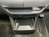 【インストセンターロアボックス】CDなどが収納できる格納式のボックス!
