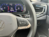 デジタルメーター「Digital Cockpit Pro」の画面表示切替やオーディオ操作、音声認識をステアリングから手を離さずに直感操作できます。
