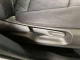 運転席シートはリクライニング機能に加えて上下にも調整可能です!