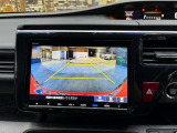 【バックカメラ】運転席から画面上で安全確認ができます。駐車が苦手な方にもオススメな便利機能です。