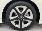 純正のアルミホイール装着。タイヤサイズは215/45R17