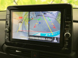 後方の映像にガイド線が重なって表示され、駐車時に周囲や進路を確認する目安になります。車庫入れや狭い場所での切り返しをサポートする装備です。