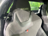 【RECARO製バケットシート】人間工学に基づいた面圧分布によって腰への負担や長時間運転時の疲労発生を軽減☆一目でレカロとわかるスポーティなルックスが特徴です。