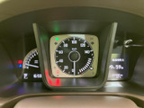速度や燃料残量、シフト位置などの表示が運転席正面にまとまり、必要な情報を確認しやすい構成です。表示が見渡しやすく、走行中も目線の移動を抑えて状況を把握できます。