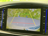 後方の映像とガイド線が画面に表示され、駐車時に車両周辺を確認するのに便利です。周囲の安全を目視でも確かめながら、ゆっくり操作できます。