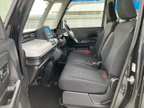 前席は座面が広く、ゆったりと腰掛けられる印象です。運転席側まで見通しのよい室内で、明るい色合いのパネルが圧迫感を抑え、乗り降りの際も動きやすい空間になっています。