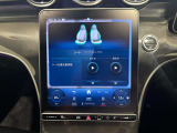 ステアリングボタンは、使いやすいデザインでございます。ステアリング付近のレバーや、ステアリングボタンで追従機能の操作も可能でございます。