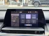 画面にはオーディオのソース選択が表示され、AMやFM、DISCなどを確認できます。用途に合わせて選びやすく、移動中の音楽や情報収集に活用しやすい装備です。