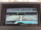 画面には後方の映像と進路の目安となるガイド線が表示され、駐車時の周囲確認をサポートします。車庫入れや駐車スペースへの出入りなど、日常の場面で後方を確認しやすい装備です。