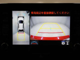 パノラミックビューモニターを装備。駐車場や交差点でクルマを真上から見るように周囲を確認できます。機能の詳細は販売店スタッフまでおたずねください。