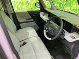 明るい色合いのシートとドアトリムが、運転席まわりに開放感をもたらします。前方を見渡しやすい視界と、ゆったりとした座席で日々の移動も快適に過ごせます。