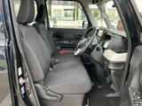 座面と背もたれにゆとりを感じる運転席まわりで、乗り降りもしやすい開口部です。前方の見通しがよく、落ち着いた色合いのシートが日常の移動を心地よく支えます。
