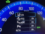 隣車線を走る車両をレーダーで検知し、ドアミラーでは確認しにくい後側方エリアに存在する車両に加え、急接近してくる車両も検知します。車両を検知するとドアミラーに搭載されたLEDインジケーターが点灯します。
