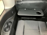 3列目シート用パーソナルテーブルにもドリンクホルダー付き★