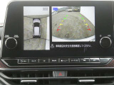 全周囲カメラで、クルマを上空から見下ろしているかのような映像を映し出します。周囲の状況がひと目でわかります!