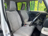 運転席まわりには十分なスペースがあり、大柄な方でもゆったり運転していただける環境です。