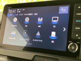 テレビ放送を選べるメニュー画面で、停車中に映像や番組を視聴できます。複数の音源も一覧で確認でき、休憩中など車内で過ごす時間をより快適にしてくれます。