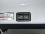電動式バックドアです。 荷物を持ったままでもボタン一つで自動的に開け閉めできるので便利ですよ。 挟み込み防止機能も付いていますのでお子様の手や荷物を挟み込むのを防いでくれますよ。