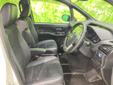 運転席まわりは前方を見渡しやすく、窓からの視界も広々と感じられます。シートにはゆったり座れる形状を採用し、落ち着いて過ごせる空間です。