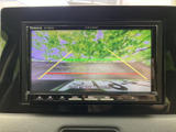 後方の状況を画面で確認できるので、狭い場所での駐車も安心です。ガイドライン表示で、より正確なバック駐車をサポートします。