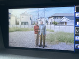 停車中には画面でテレビ番組などの映像を視聴でき、休憩時間を車内で過ごす際にも便利です。画面表示で、車内の時間をより楽しめる装備です。