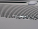 【harman kardon】ハーマンカードンのHi-Fiスペシャリストと共に、モデル別に開発・設計された専用チューニングが臨場感溢れる音響空間を実現しています。