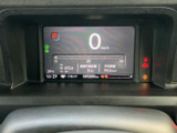 速度やシフト位置、燃料残量などの情報がメーター画面にまとまり、運転中に確認しやすい配置です。表示内容をひと目で把握しやすく、日々の運転をサポートします。