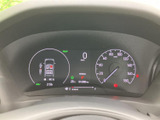 視認性の高いメーター類が、運転に必要な情報を的確に伝えます。落ち着いたデザインが、運転に集中できる空間を演出します。