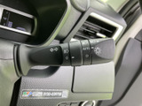 レバーには操作内容を示す表示がまとまり、運転席から目に入りやすい配置です。表示を確認しやすく、日常の運転時にも必要な操作を把握しながらお使いいただけます。