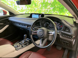 運転席からメーターや画面を確認しやすく、前方の視界も広がるコックピットです。手の届く範囲に操作部がまとまり、普段の運転でも落ち着いて過ごせる空間です。