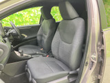 前席は座面と背もたれに落ち着いた色合いの生地を採用し、車内にまとまりを感じさせます。運転席まわりも見渡しやすく、乗り降りの際にも座席の様子を確かめられます。