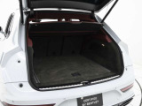 トランクはご覧の通り大容量となっております。後部座席を倒していただくとさらに多くの荷物を積んでいただけます。用途に合わせて活用ください。