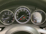 速度計を中心に必要な情報がまとまり、運転席から視認しやすいメーター配置です。走行距離や燃費などの表示も確認でき、日々の運転で車両情報を把握しやすい実用的なつくりです。