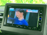テレビ番組を画面で楽しめる装備です。停車中の休憩時間などに映像を視聴でき、待ち時間を過ごす際にも活用できます。視聴時は周囲の安全に配慮してご利用ください。