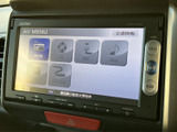 FM・AMやCD、USB、iPodなどの選択項目が並び、使いたい音源を画面から確認できます。日々の通勤や遠出の際も、好みに合わせて音楽を楽しめるオーディオメニューです。