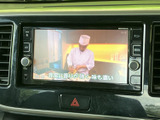 テレビ番組を画面に表示でき、停車中の休憩時間に映像を楽しめます。画面上で番組の内容を確認できるため、車内で過ごすひとときに活用しやすい装備です。視聴は停車時にお楽しみください。